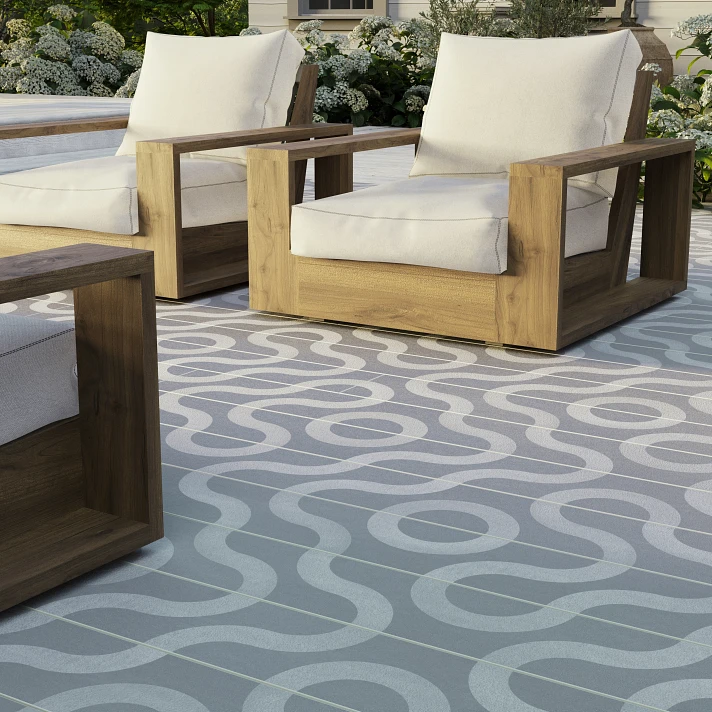 Fauteuils carrés en bois massif sur une terrasse moderne à motif ondulé gris clair, ambiance naturelle et relaxante.