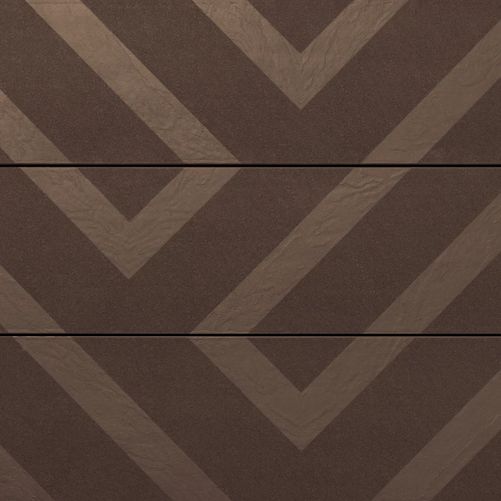 Teinte Antique Oak pour la terrasse Millboard Linear, effet bois vieilli aux accents chauds et motif en V travaillé.