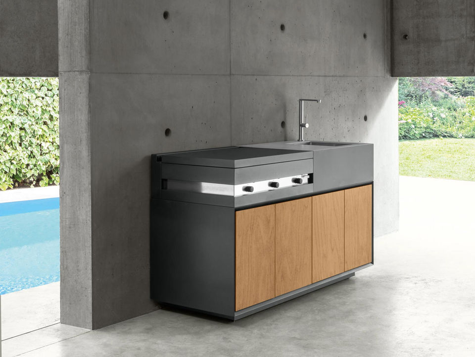 Cuisine extérieure modulable avec plancha et évier intégrés, alliant design minimaliste et matériaux haut de gamme pour une utilisation pratique en plein air