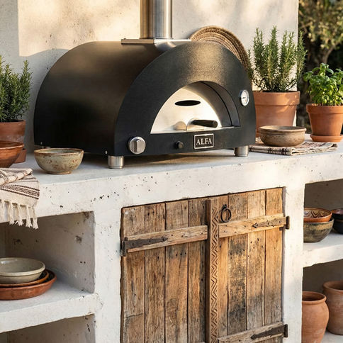 MODERNO 1 Pizza installé sur un plan en pierre avec vaisselle rustique