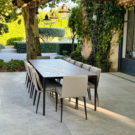 terrasse en pierre de bourgogne platane centenaire table aluminium haut de gamme