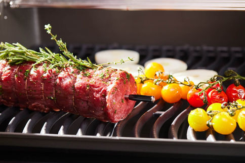 Thermomètre connecté Napoleon ACCU-PROBE PRO X inséré dans un rôti sur un barbecue