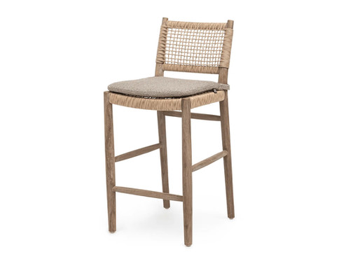 Tabouret de bar Gommaire MIEKE en teck naturel gris avec assise en osier synthétique sable, vue de face sur fond neutre.