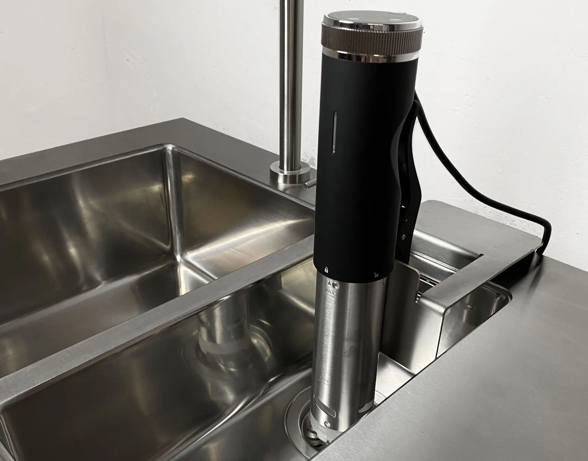 Double cuve inox du Block L équipée d’un thermoplongeur pour cuisson sous-vide, démonstration de polyvalence et précision culinaire.