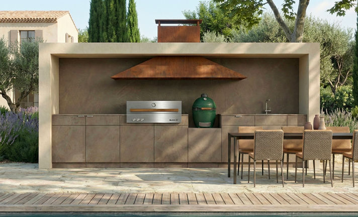 Face à face de la cuisine extérieure avec ensemble barbecue, évier et rangements intégrés dans une niche maçonnée contemporaine.