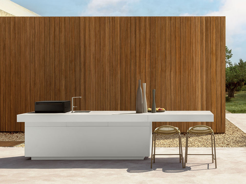 Cuisine extérieure modulable Tikal avec trois modules, table snack, évier, rangements et réfrigérateur, offrant une solution élégante et fonctionnelle pour l’extérieur.