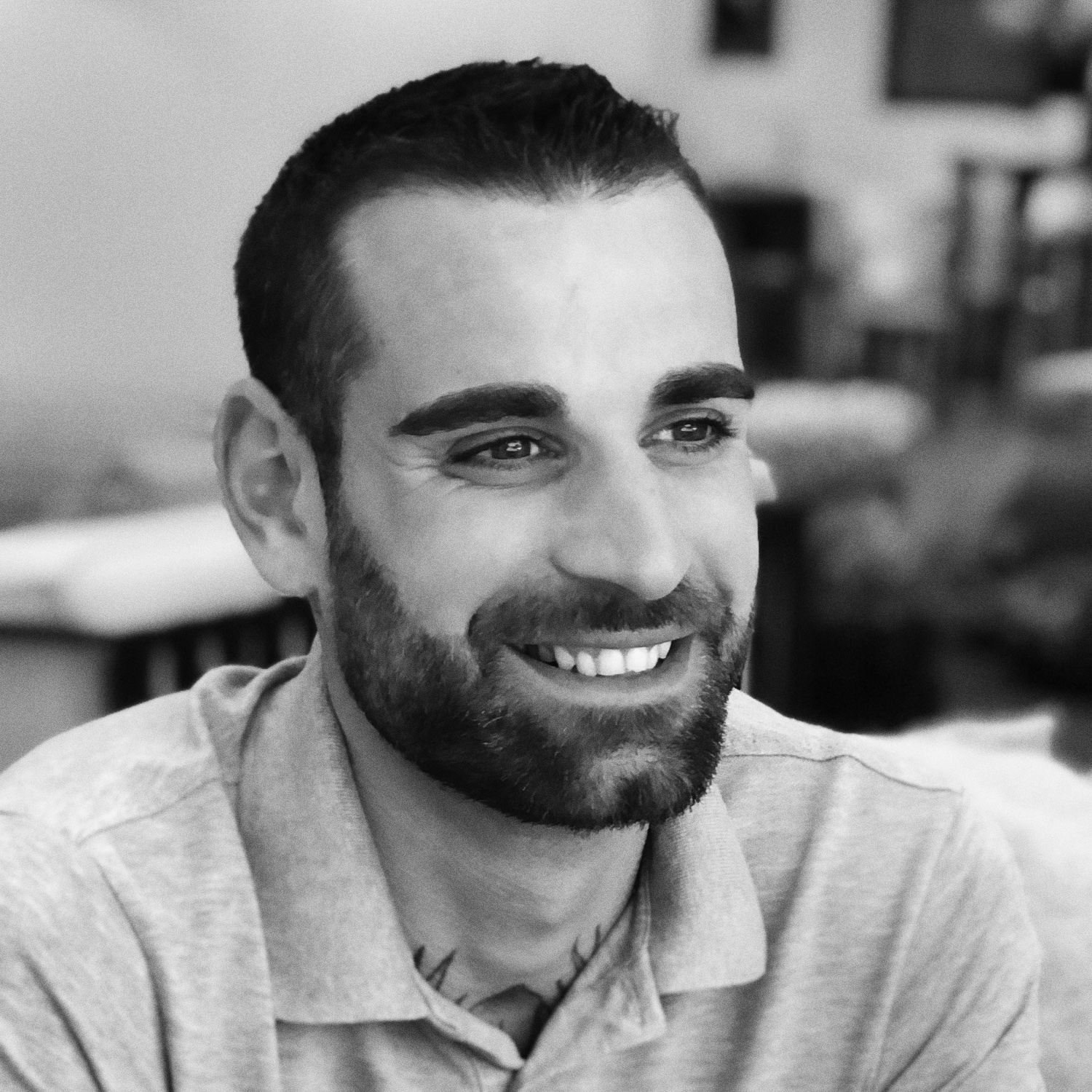 Portrait d’un conseiller WAHO souriant, prêt à accompagner les clients dans leur projet d’aménagement extérieur personnalisé.