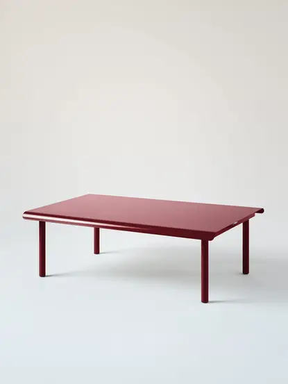 Table basse PATIO 110x70 Tolix, vue oblique du plateau rectangulaire, coloris Rouge vin