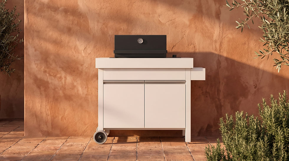 Barbecue gaz FOGHER FGB 500 FO sur chariot caréné blanc, en situation devant un mur ocre terracotta avec oliviers