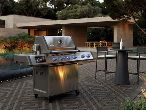 Napoleon Prestige Pro 500VX PRO500VXRSIBPSS installé sur une terrasse moderne au bord d’une piscine, avec écran tactile intégré et boutons LED bleus allumés.