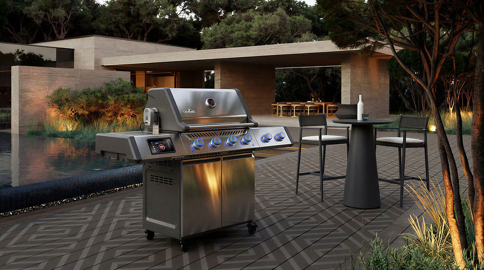 Barbecue gaz connecté Napoleon Prestige PRO 500 inox installé sur une terrasse contemporaine au bord d’une piscine