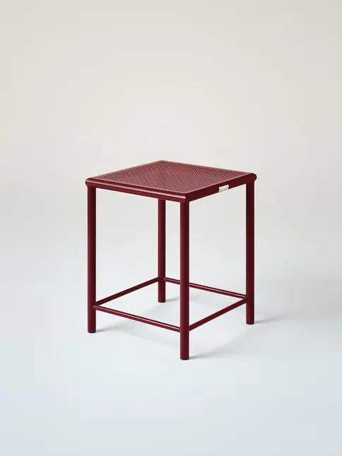Tabouret TRESSÉ H45 Tolix vue produit sur fond blanc couleur rouge vin