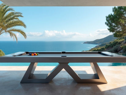 Billard américain d’extérieur design face à la mer, terrasse avec piscine et vue panoramique.