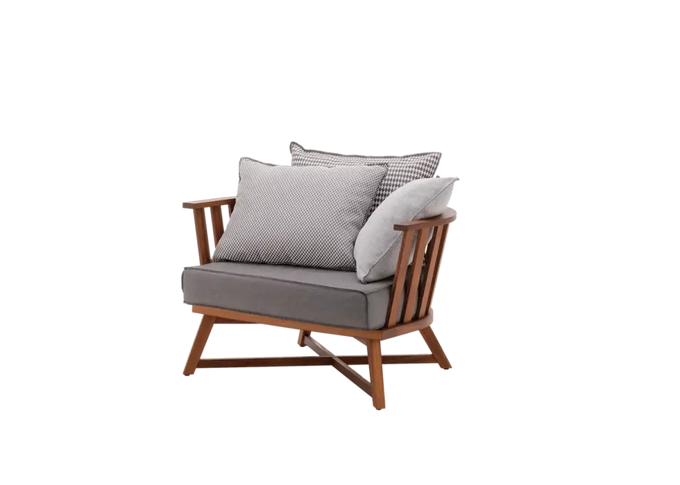 Fauteuil INOUT 707 Gervasoni en bois d’Iroko et coussins gris sur fond blanc – vue 3/4 produit