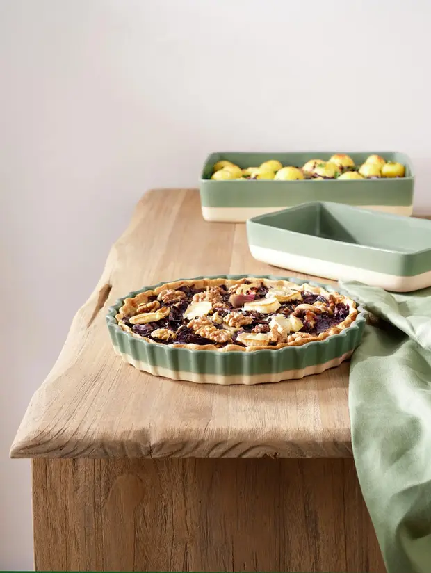 Plat à tarte GRANDE AL FORNO Sauge ASA Selection garni d'une tarte salée sur une table en bois.