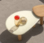 Détail table basse FLOW Talenti plateau organique avec objets décoratifs en verre