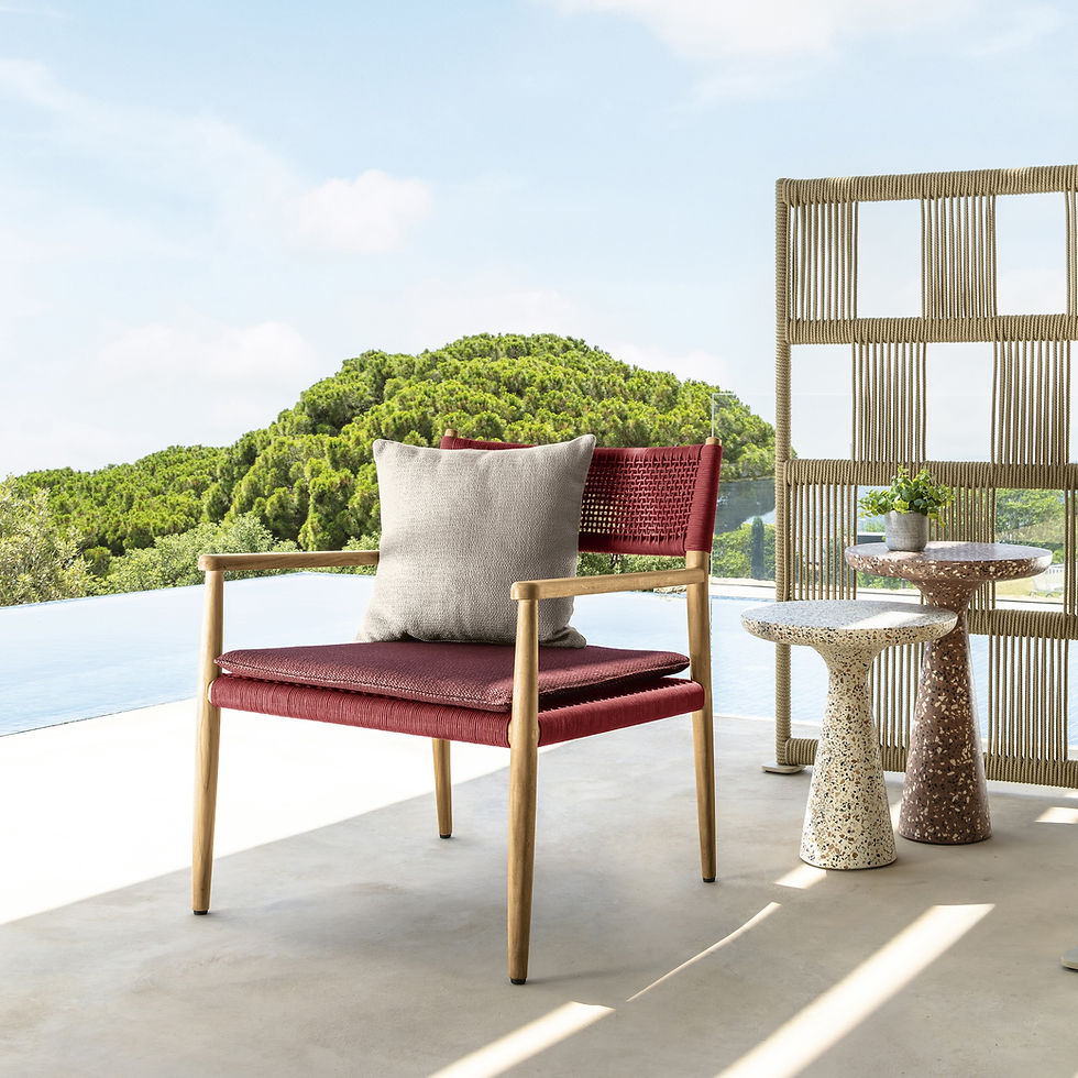 Fauteuil de jardin compact en bois et corde tressée, idéal pour un petit espace extérieur avec vue sur la nature.