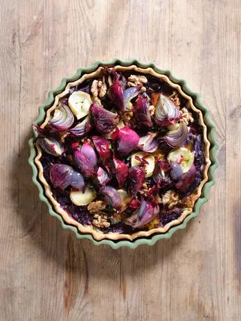 Tarte aux oignons rouges, fromage de chèvre et noix cuite dans le plat GRANDE AL FORNO Sauge.