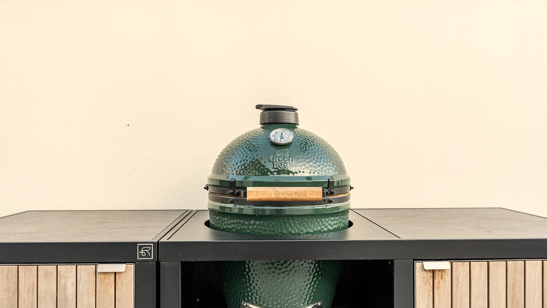 Gros plan frontal du Big Green Egg intégré dans un module RUBIX Roostr, hauteur optimisée et cadre noir, prêt pour la cuisson.