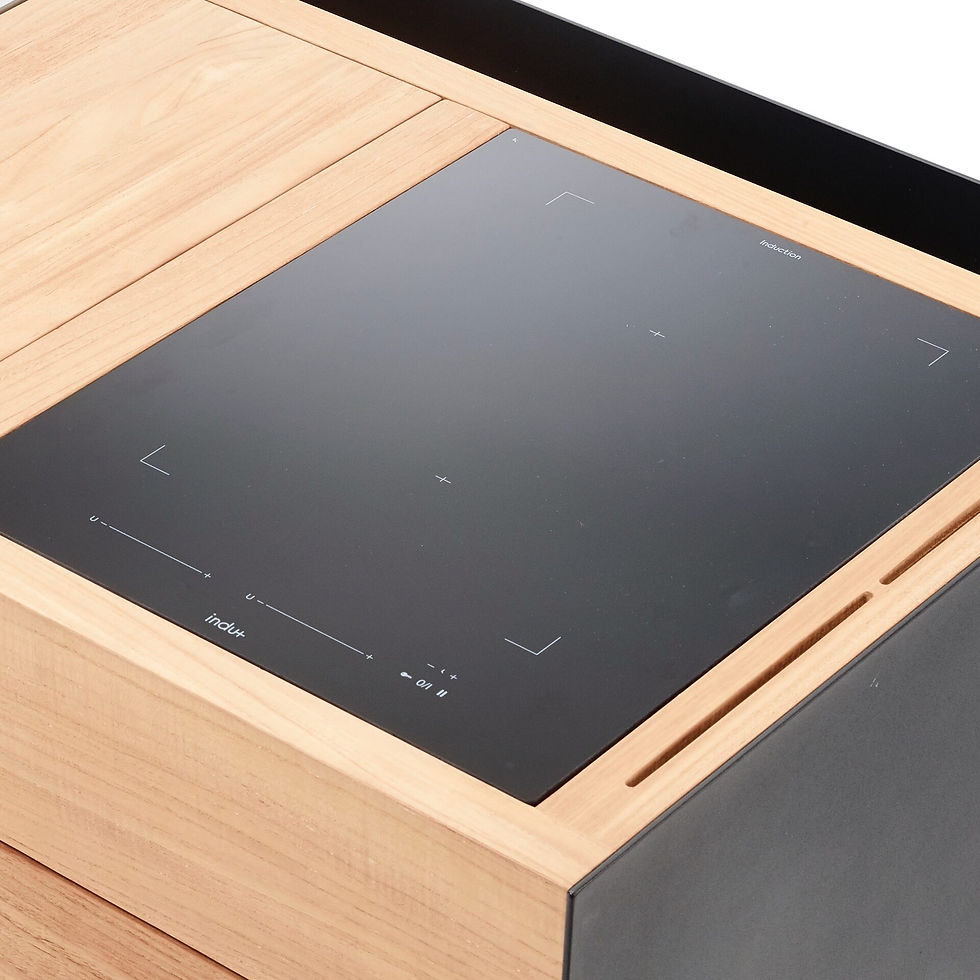 Plaque à induction encastrable Indu+ intégrée dans un plan de travail en bois clair, au design moderne et minimaliste, idéale pour une cuisine extérieure élégante.