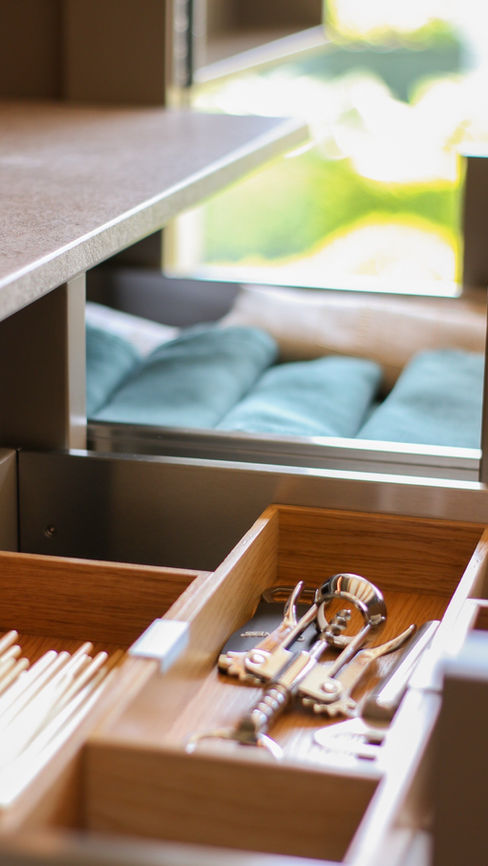 Détail du bar dans une armoire Cubic Outdoor Living montrant les tiroirs en bois haut de gamme, les accessoires de bar et le plan de travail en céramique premium.
