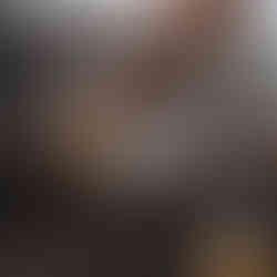 Tablette rabattable P.A.L. Pop-And-Lock ajoutée sur le côté d’un barbecue à pellets Traeger pour augmenter l’espace de préparation.