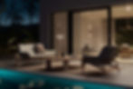 Terrasse extérieure éclairée par des luminaires design WAHO, mettant en valeur un salon au bord de piscine et assurant sécurité et ambiance nocturne raffinée.