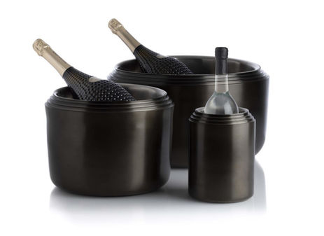 Trio de seaux à champagne XLBoom LAPS en différentes tailles, tous en finition noire, avec bouteilles de vin et de champagne.