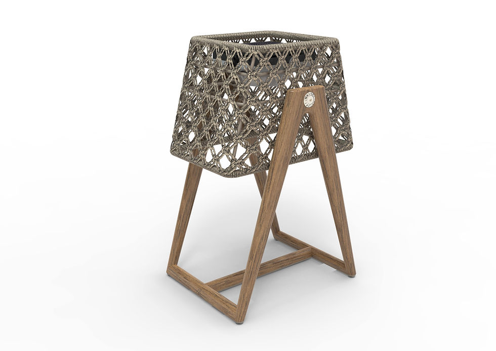 Lampe solaire PENDULE Maiori Design structure bois et abat-jour tressé vue de côté sur fond clair