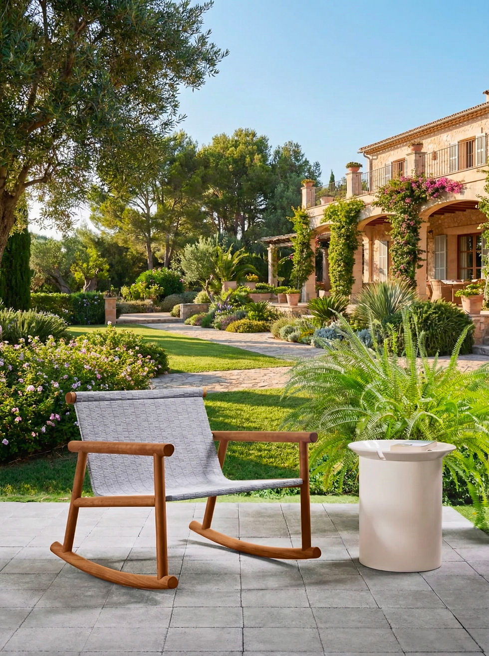 Fauteuil HASHI 09 installé dans un jardin méditerranéen luxuriant avec dallage en pierre.