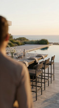 Table extérieure NOJARA dressée pour un repas convivial face à la mer