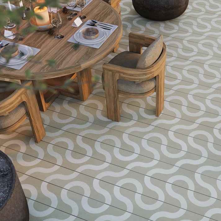 Terrasse extérieure avec sol en lames Millboard à motif ondulé clair et mobilier en bois brut.