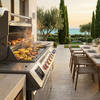 Barbecue Napoleon Prestige PRO 665 Elite en fonctionnement avec aliments en cuisson sur la terrasse
