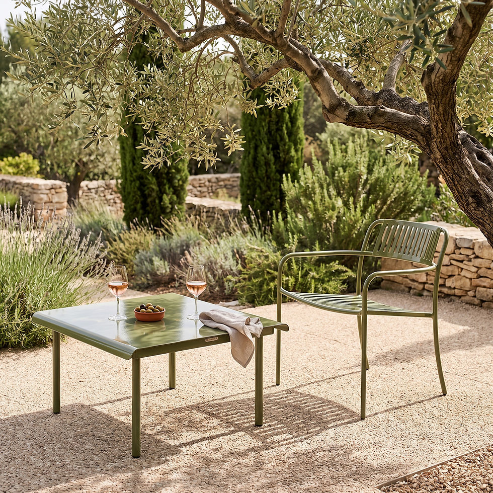 Table basse PATIO 75x75 Tolix, en situation sous un olivier avec fauteuil lounge assorti, verres de rosé et olives