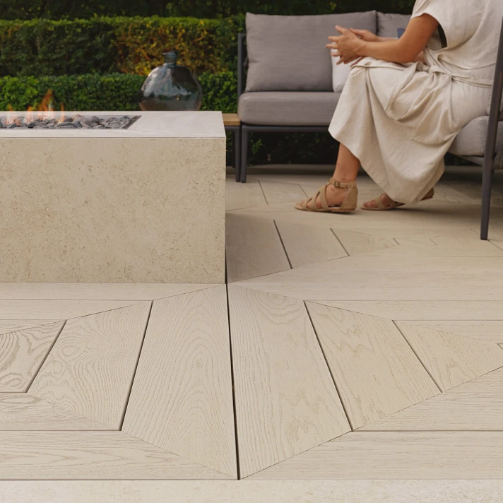 Terrasse Millboard Limed Oak en pose graphique autour d’un brasero design