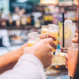 barman en train de faire un cocktail