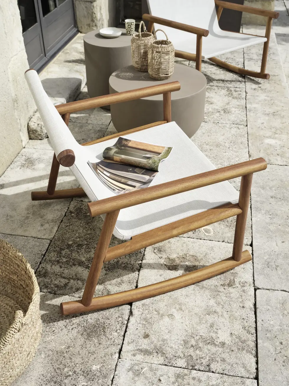 Détail du fauteuil HASHI 09 avec tissu blanc-beige et structure en bois d’iroko.