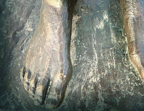 Pėda smėlyje, simbolizuojanti žmogaus būties pagrindą ir atramą Patyriminio neidualizmo ontologijoje.