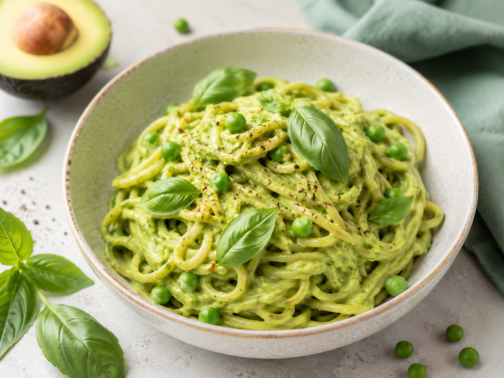 Pasta cremosa de aguacate y albahaca
