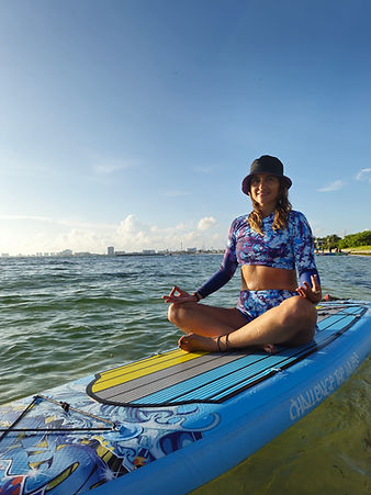 yoga en playa, yoga mindfulness, clase grupal en arena, yoga atardecer Cancún