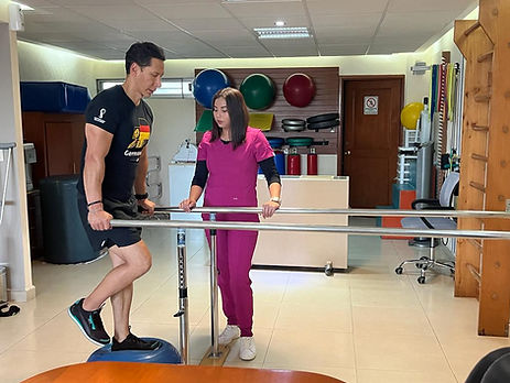 Paciente realizando ejercicios de rehabilitación en Fisioterapia Médica Comonfort, Metepec