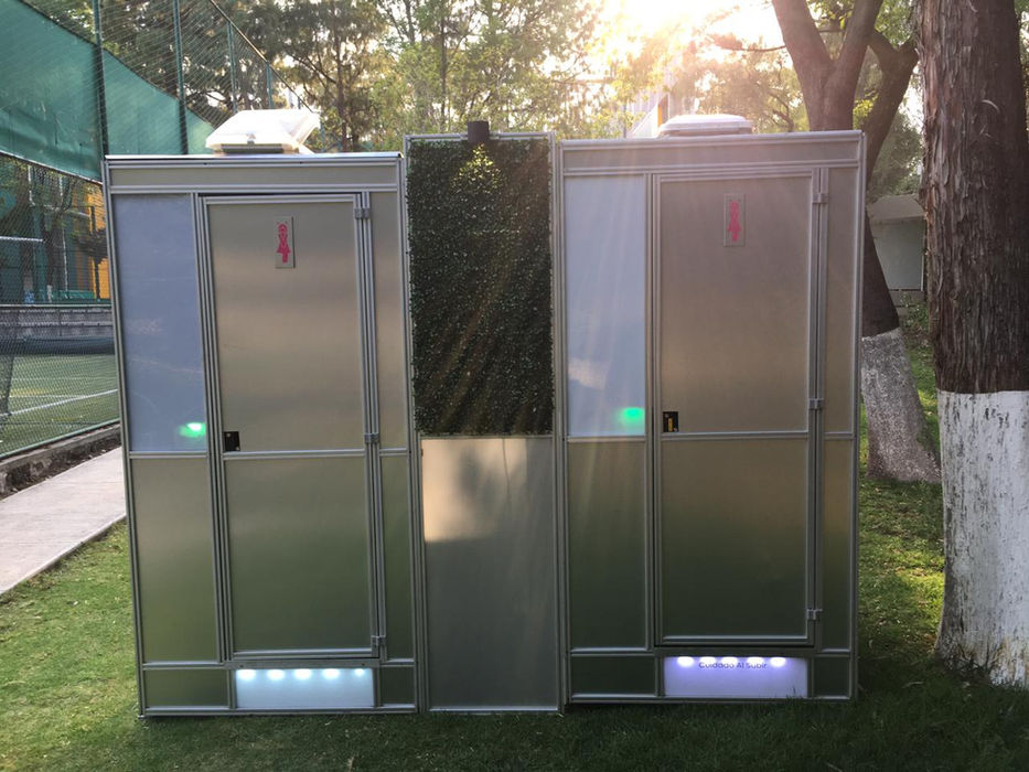 Sanitario de lujo saniprime.com montado en locación al aire libre para evento de lujo.