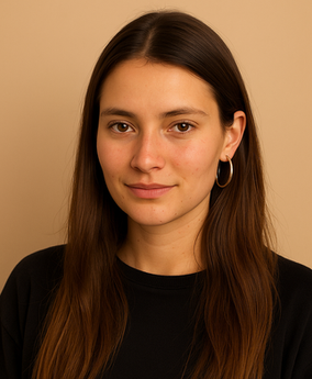 Soy Janira, psicóloga sanitaria especializada en adultos y jóvenes. Ofrezco un espacio seguro con empatía y escucha para mejorar el bienestar emocional.