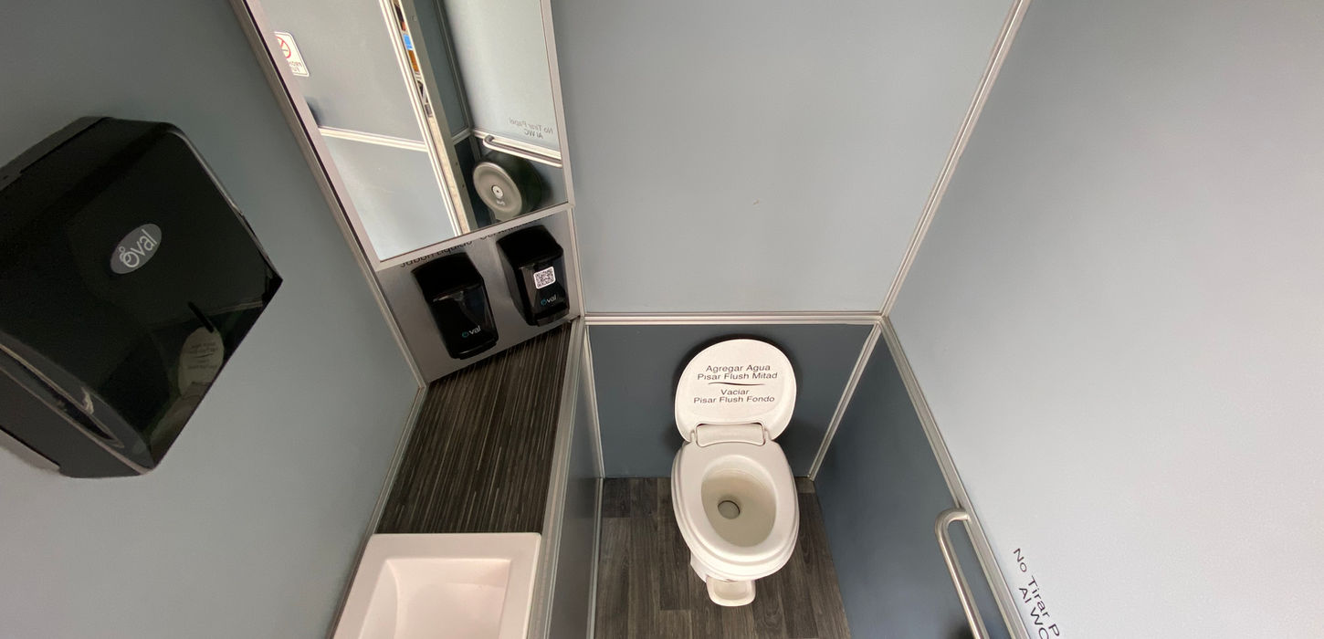 aza tipo avión con sistema Súper Flush patentado por saniprime.com, sin residuos visibles.