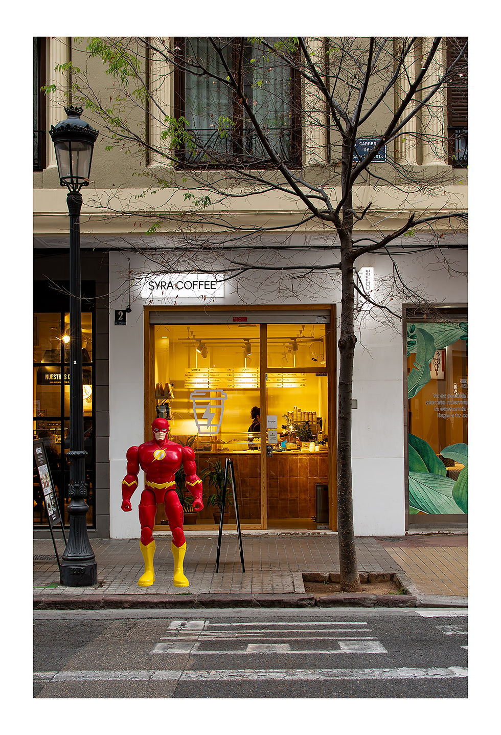 Superhéroe en situación cotidiana dentro del paisaje urbano.