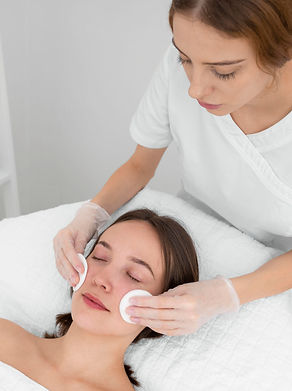 female-client-salon-face-care-routine-with-cleansing-disks