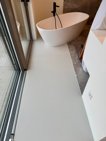rénover des surfaces vieillies avec microrésine