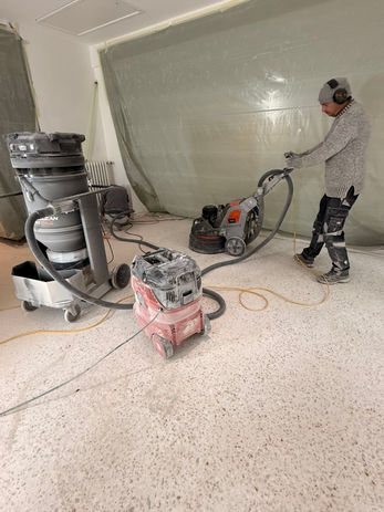 Dégrossissage du sol décoratif avec ponceuse