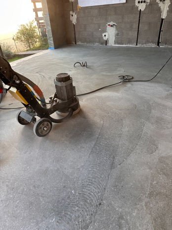 Préparation de surface en béton avec ponceuse