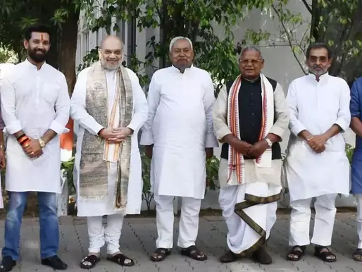 बिहार की सियासत में चिराग की चमक, अमित शाह ने दिए CM बनने के संकेत!
